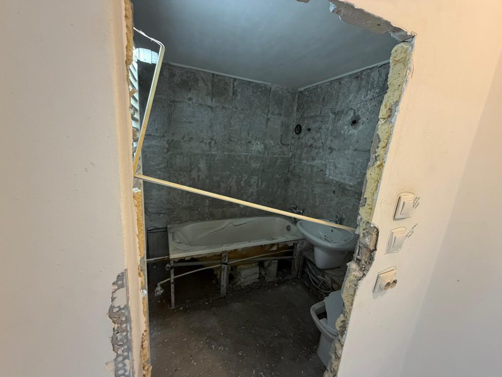 Baie decopertată complet, pregătită pentru lucrările de amenajare