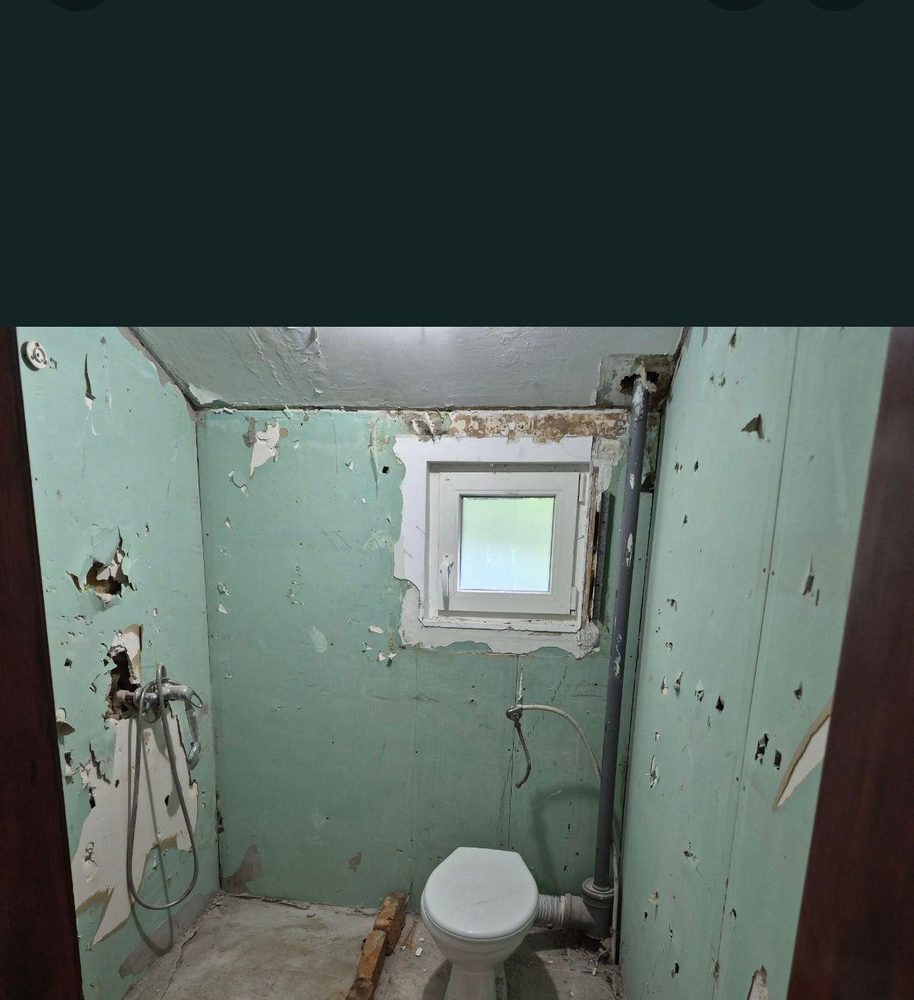 Baie veche decopertată, cu instalațiile pregătite pentru înlocuire