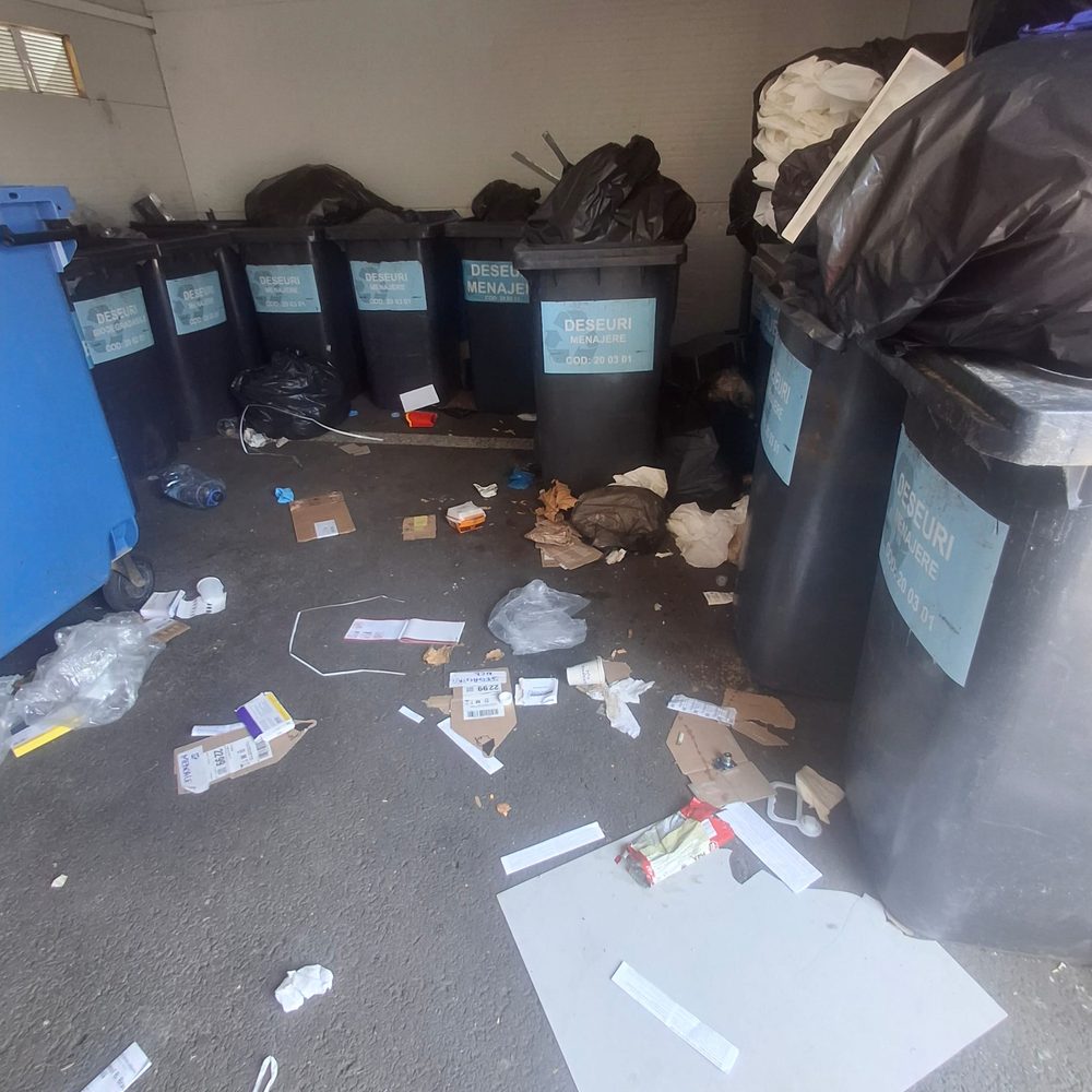 Cameră de colectare a deșeurilor dintr-o clădire de birouri, înainte de curățare