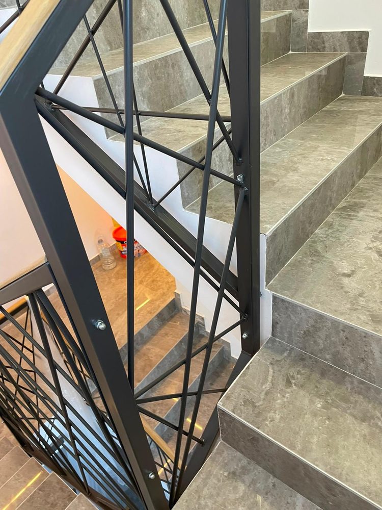 Casa scării dintr-o vilă, cu balustradă metalică de design curățată