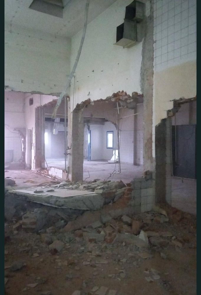 Spațiu amplu în curs de demolare interioară, cu structura de rezistență păstrată