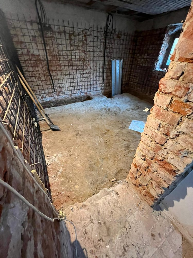 Pereți nestructurali de cărămidă desfăcuți controlat într-un apartament