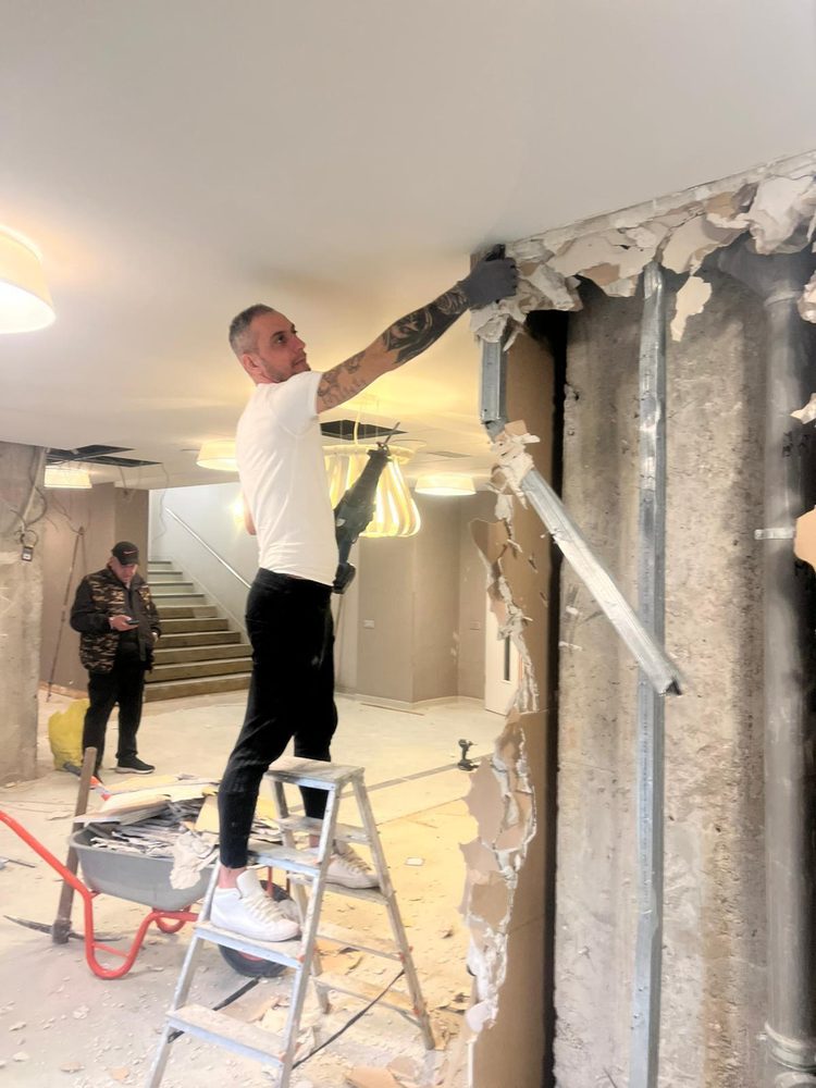 Demontarea unui tavan fals, executată de pe scară, cu zona protejată