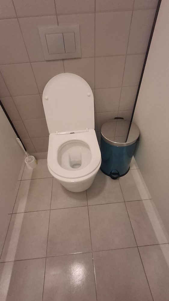Cabină de toaletă cu obiecte sanitare și faianță curățate