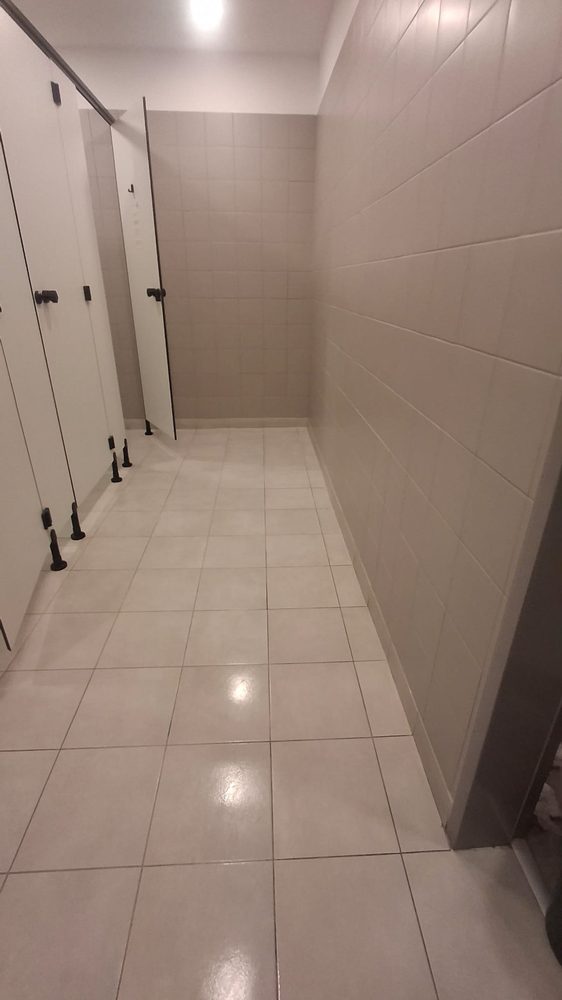 Șir de cabine dintr-un grup sanitar public, igienizate profesional