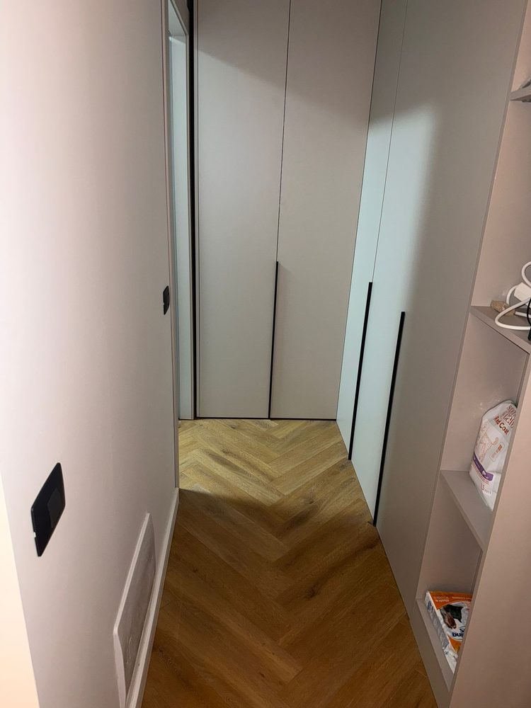Hol și zonă de dressing, cu suprafețele și pardoseala curățate