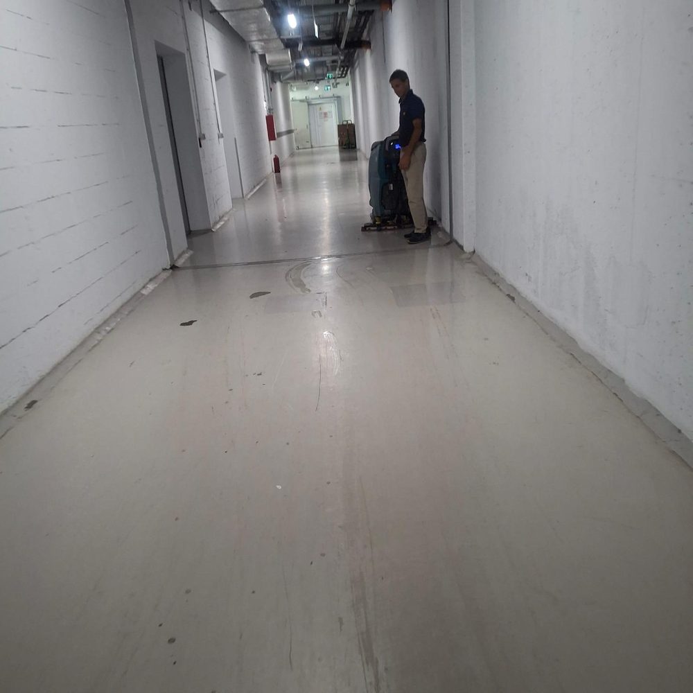 Hol lung cu pardoseala curățată prin spălare mecanizată