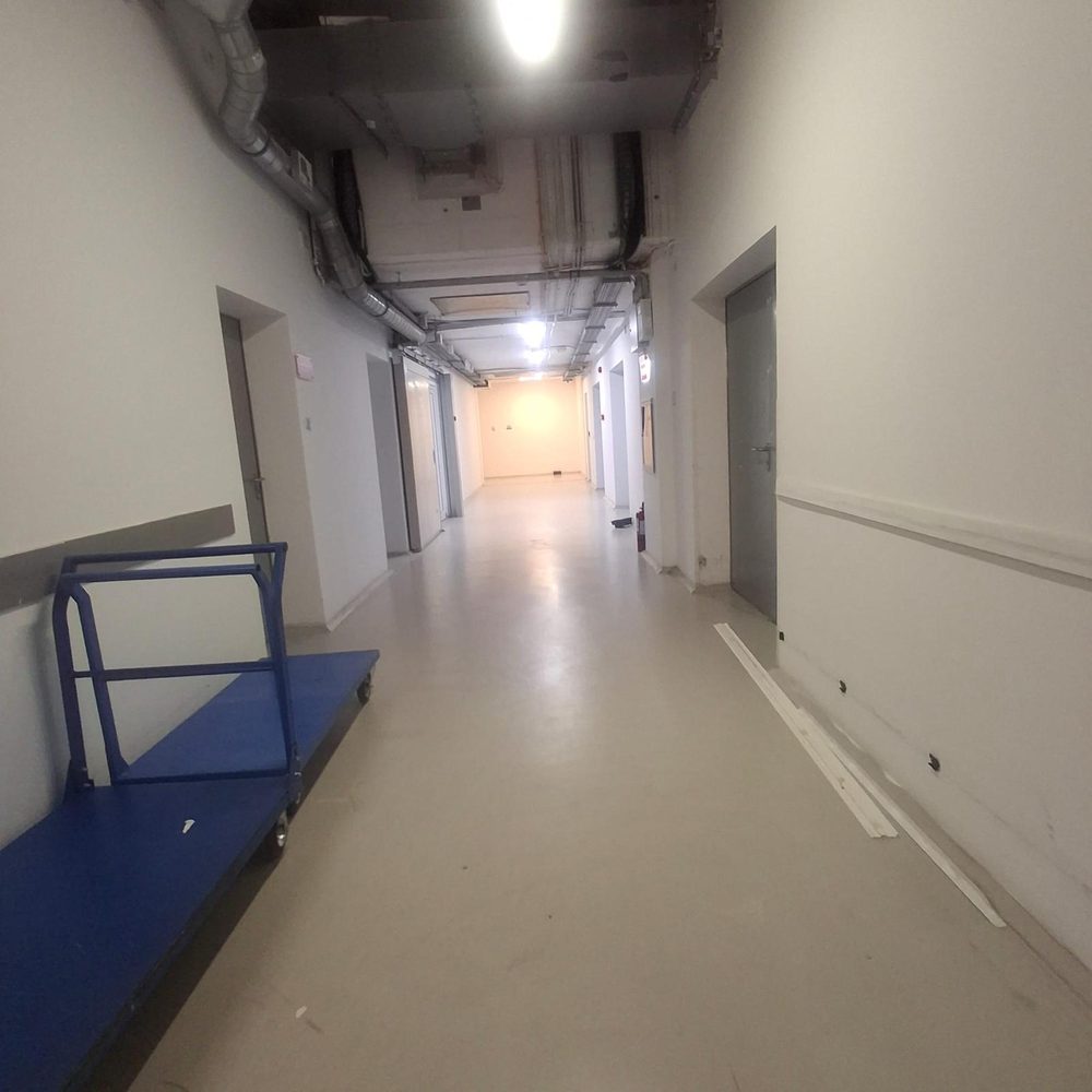 Hol lung cu pardoseala curățată uniform pe toată suprafața