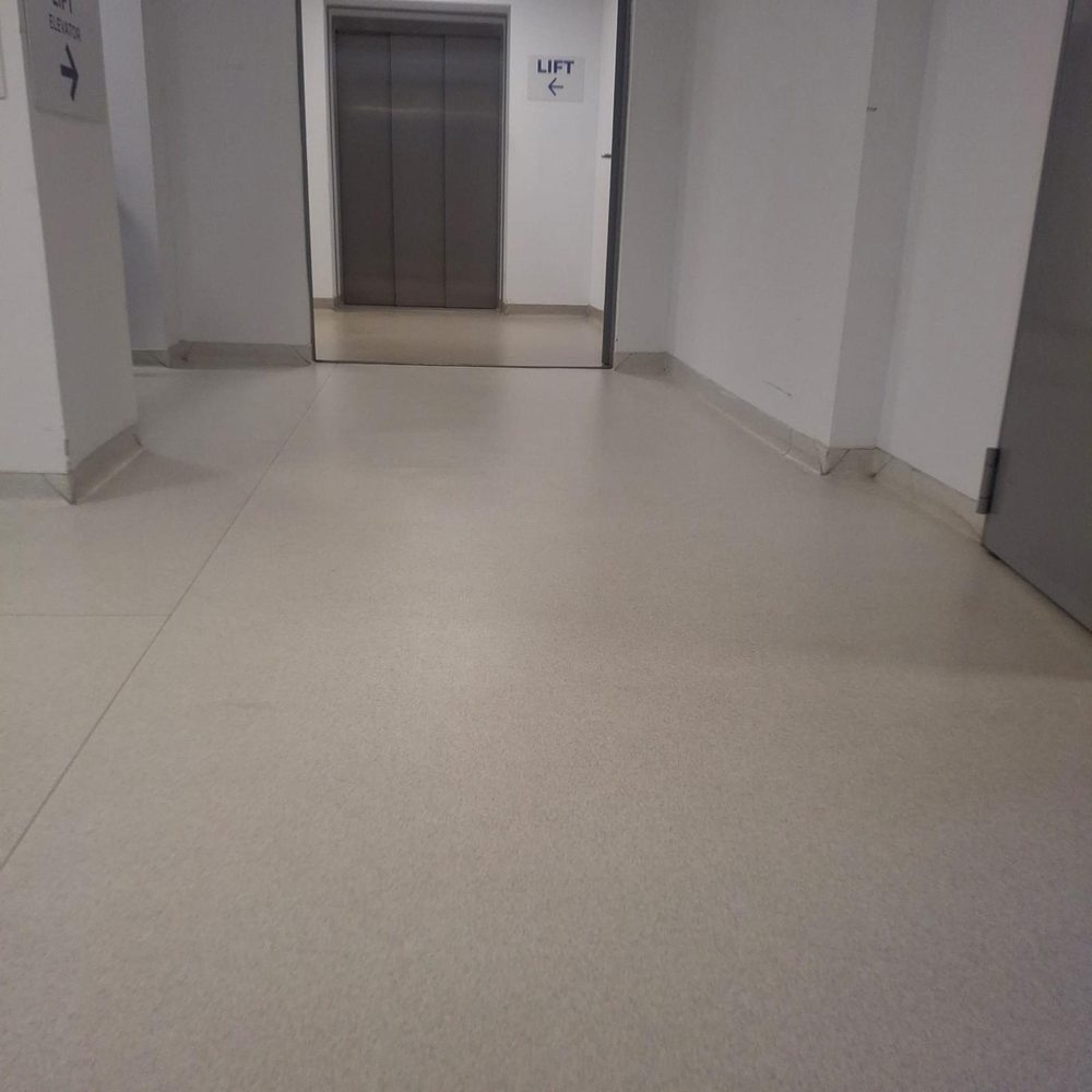 Hol cu pardoseală vinilică, curățată cu soluții adaptate materialului