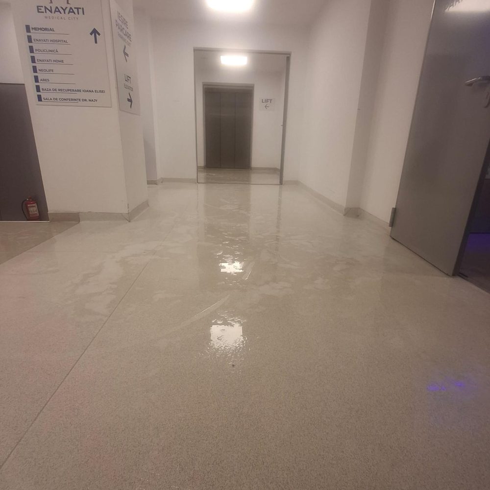 Hol de recepție cu pardoseala curățată și lustruită mecanizat