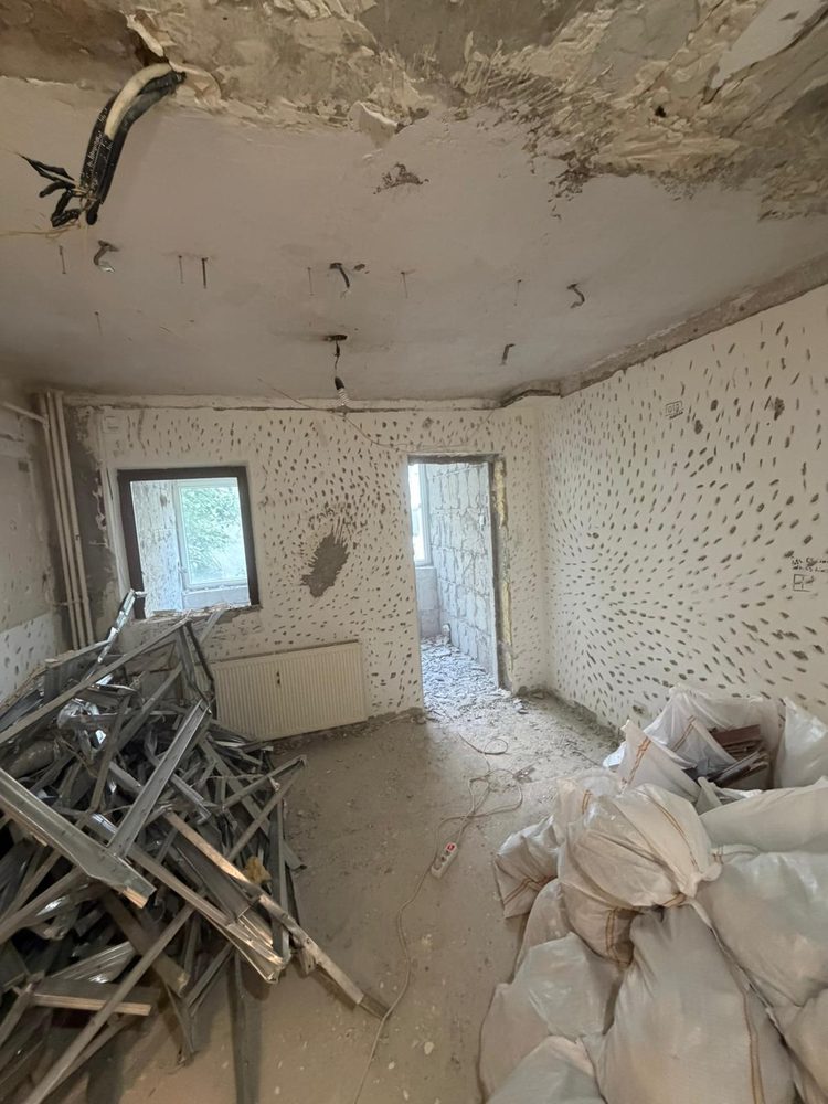 Încăpere în renovare, cu molozul ambalat în saci și pregătit pentru evacuare