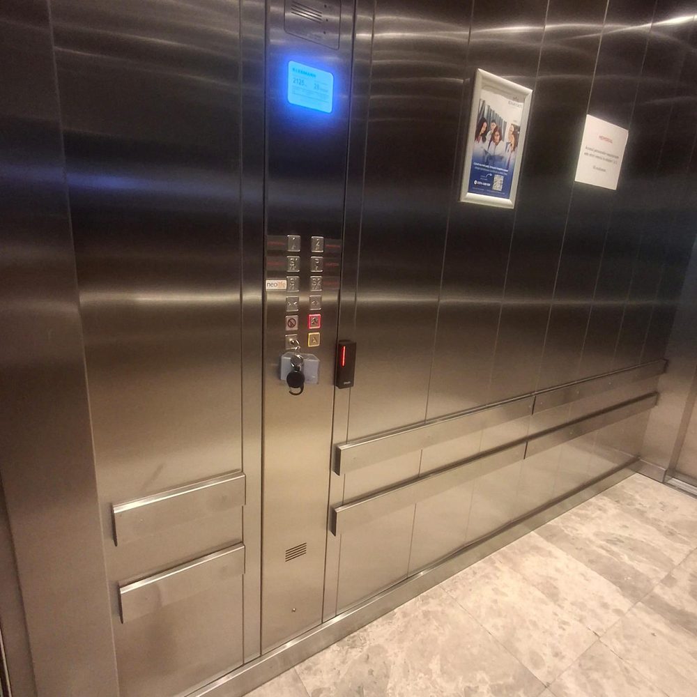 Cabină de lift din inox curățată și degresată, fără urme sau amprente