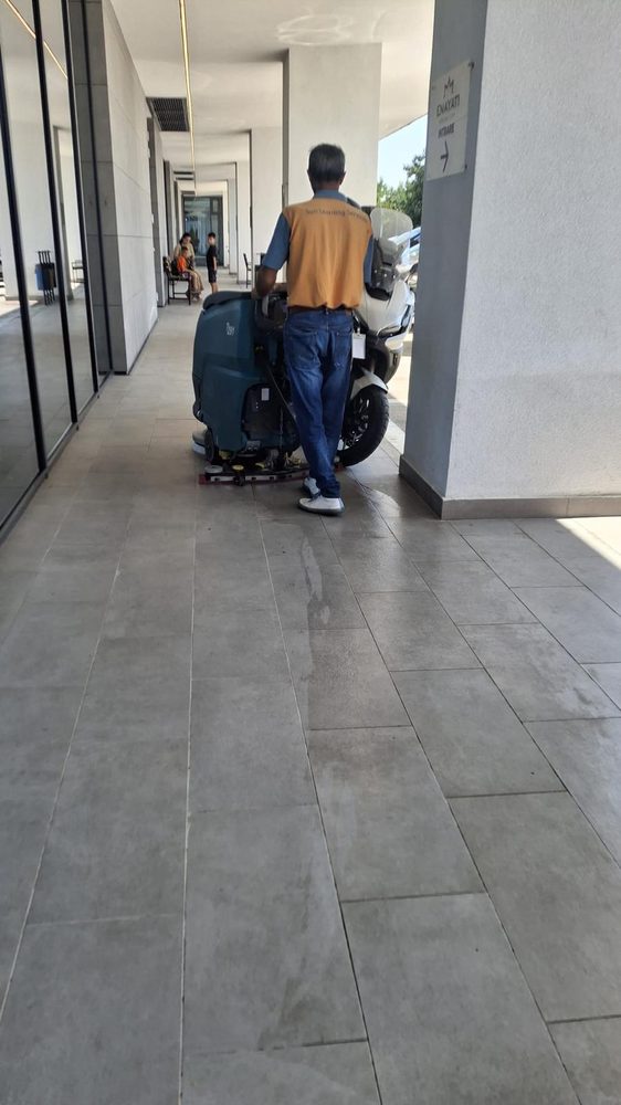 Utilaj profesional de frecat-aspirat folosit în zona de acces a unei clădiri