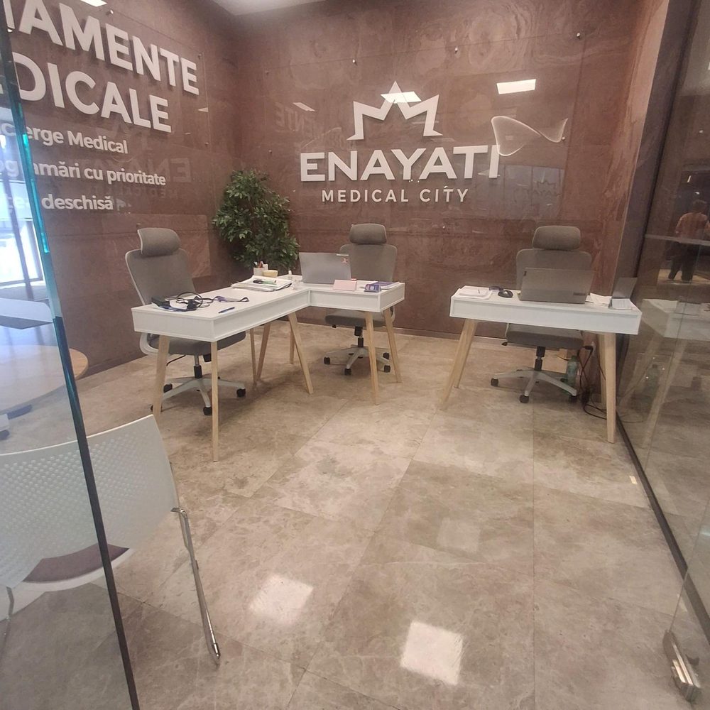 Zonă de recepție și birouri dintr-o clinică medicală, pregătită înainte de program
