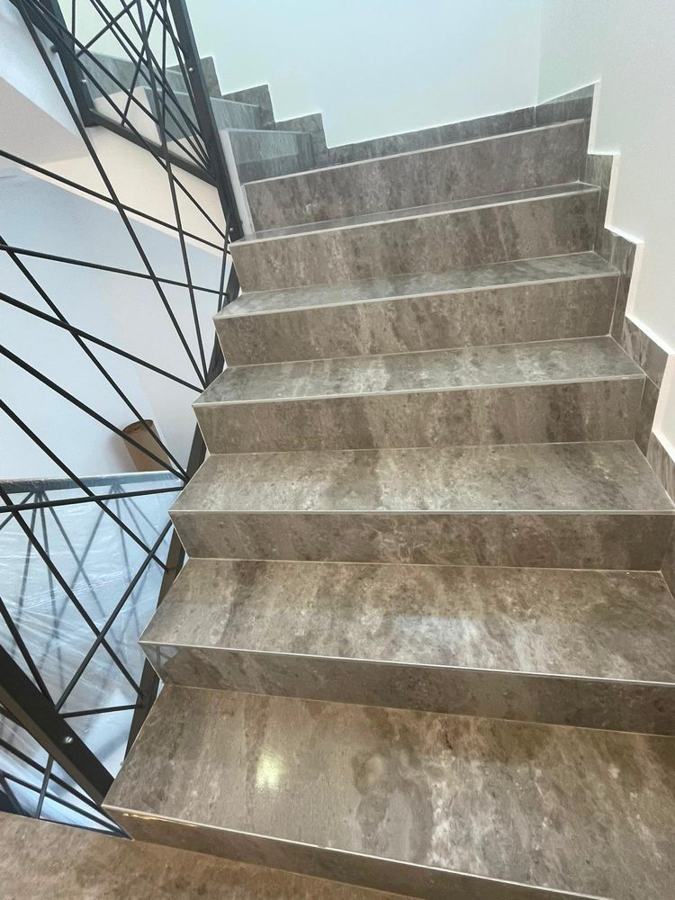 Scară interioară din marmură, curățată cu produse adecvate materialului
