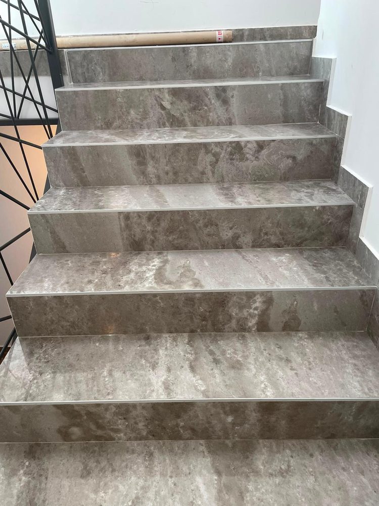 Scară din marmură cu balustradă metalică, ambele curățate profesional