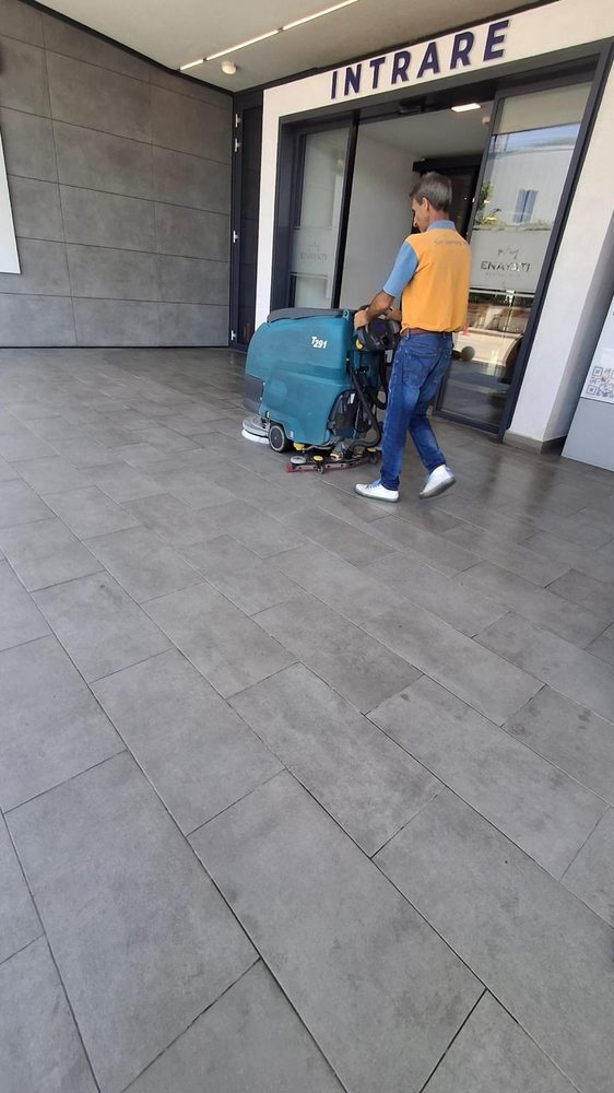 Spălarea mecanizată a pardoselii în zona de intrare a unei clădiri