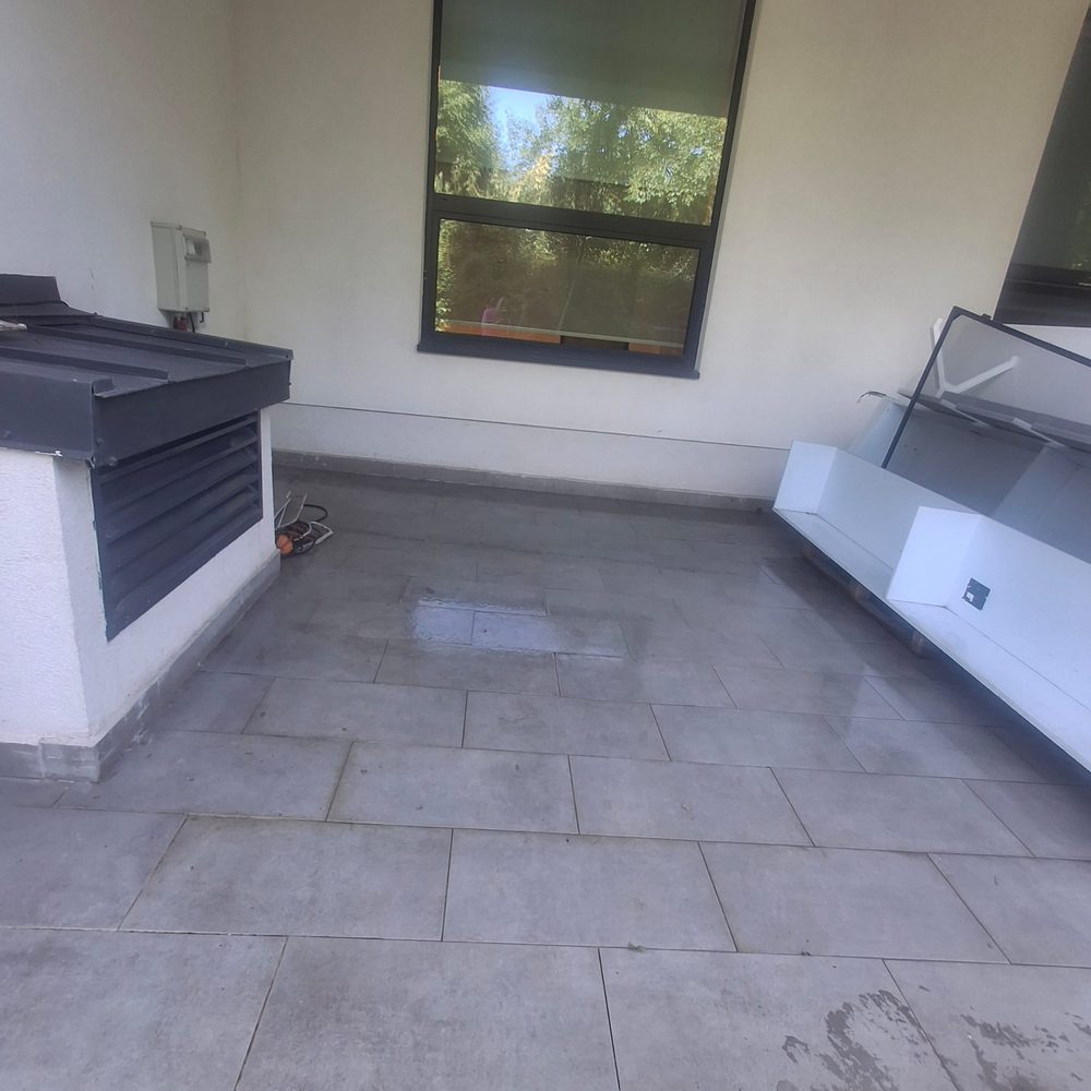 Spațiu comercial cu mobilier montat și pardoseala curățată după amenajare
