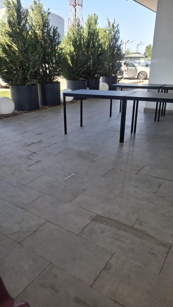 Terasă exterioară cu pardoseala spălată și mobilierul curățat