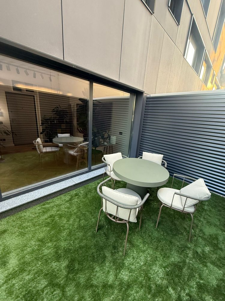 Terasă cu gazon artificial și mobilier de exterior, curățate
